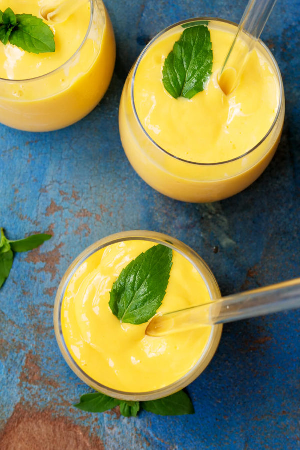 Gesunder Mango Lassi mit Milch, Joghurt, Zitronensaft und Mango