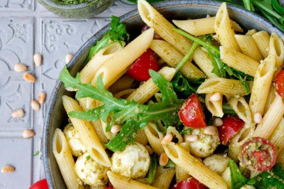 Nudelsalat mit Pesto Rezept mit Mozzarella, Rucola, Tomaten und Pinienkernen