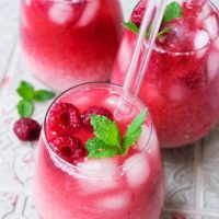 Pink Drink Rezept mit Himbeeren, Kokoswasser, Sirup und Minze