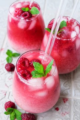 Pink Drink Rezept mit Himbeeren, Kokoswasser, Sirup und Minze