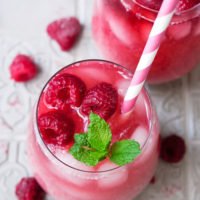Pink Drink mit Kokosdrink, Himbeeren, Eiswürfeln und frischer Minze