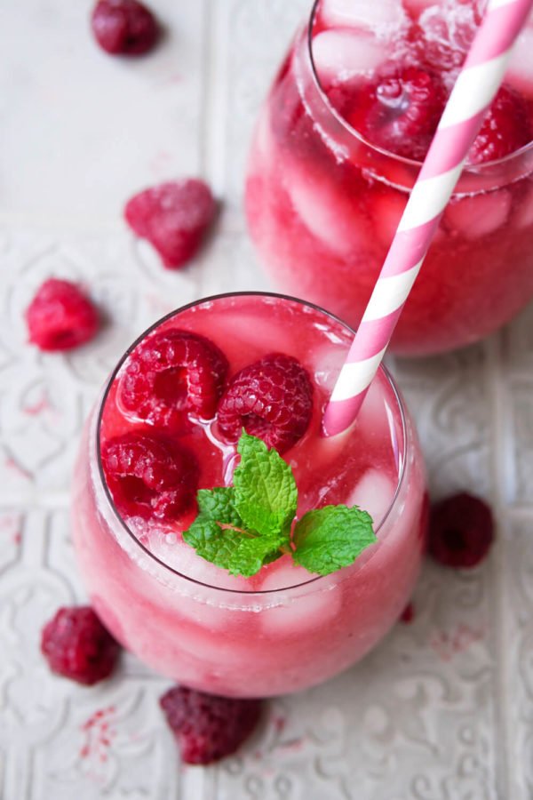 Pink Drink mit Kokosdrink, Himbeeren, Eiswürfeln und frischer Minze