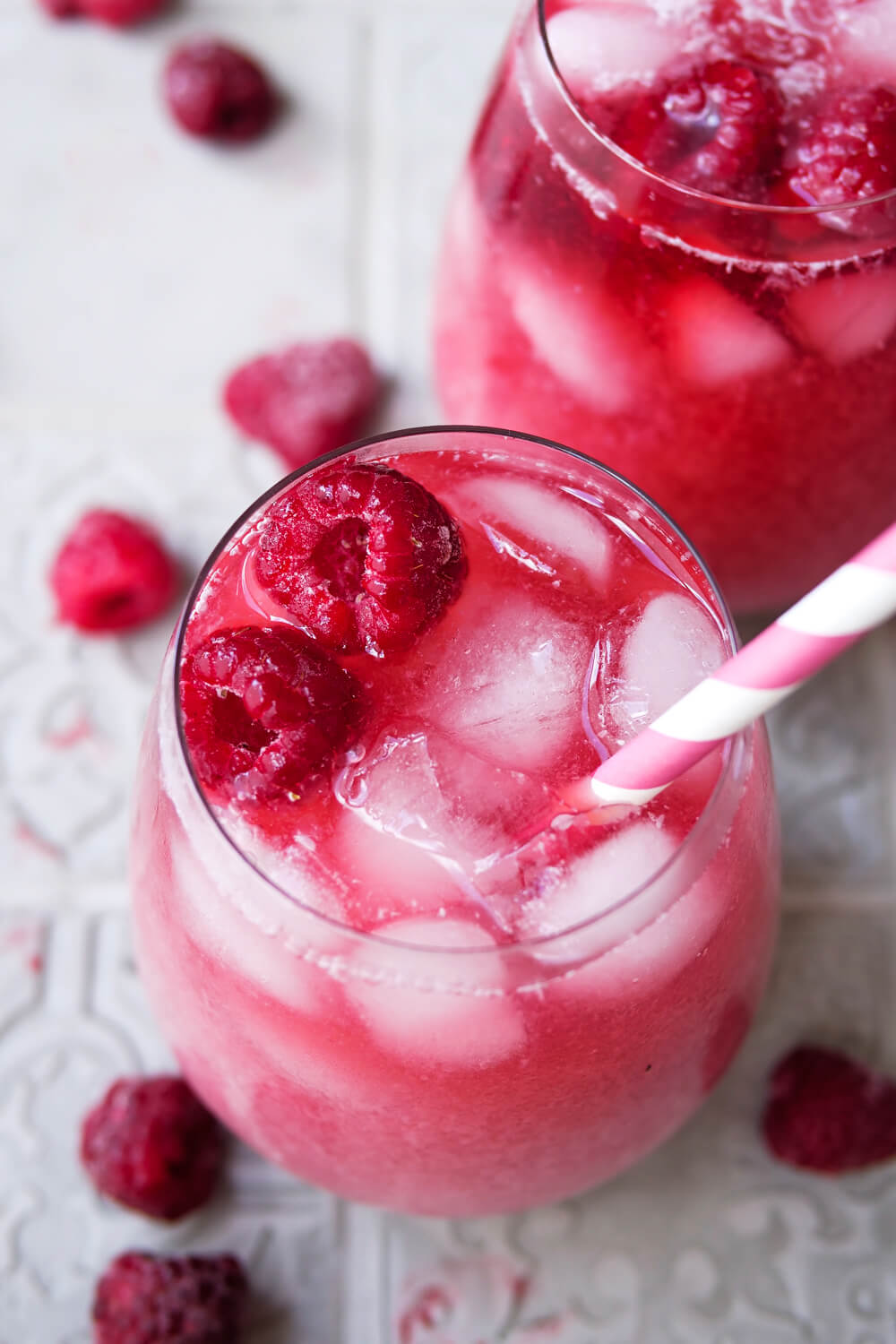 Sommerdrink mit Himbeeren, Kokosdrink und Eiswürfeln im Glas