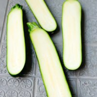 Halbiere Zucchini