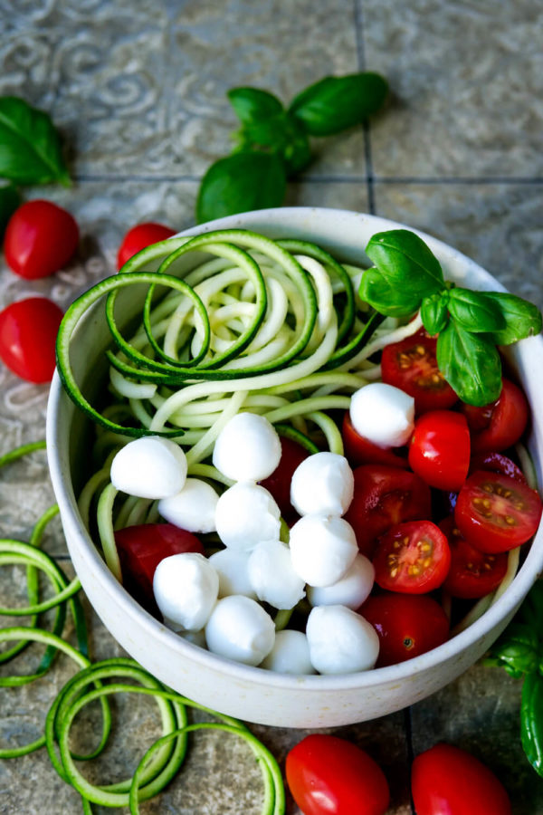 Einfacher Zucchinisalat mit Tomaten, Mozzarella und Basilikum