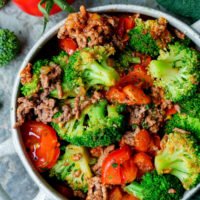 Schnelle Brokkoli-Hackfleisch-Pfanne mit Tomaten und Petersilie