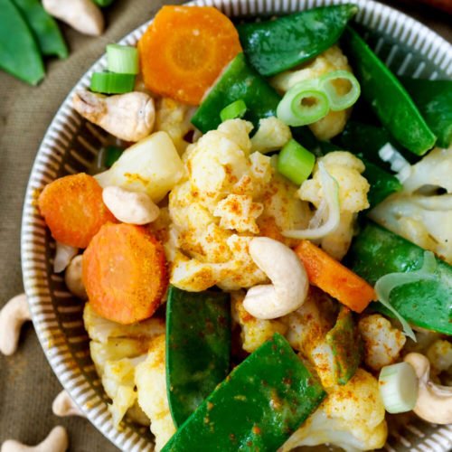 Blumenkohl-Curry mit Kaiserschoten, Möhren, Frühlingszwiebeln, Kokosmilch und Reis