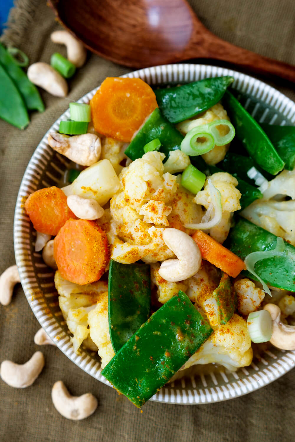 Blumenkohl-Curry mit Kaiserschoten, Möhren, Frühlingszwiebeln, Kokosmilch und Reis
