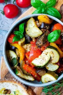 Ratatouille Gemüse mit Zucchini, Aubergine, Paprika und Tomaten
