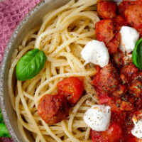 Salsiccia-Pasta mit Mozzarella und Tomatensauce