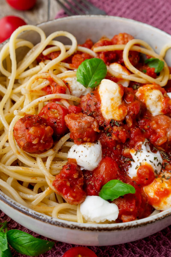 Sasiccia-Pasta-Rezept mit Spaghetti, Tomatensauce, Salsiccia Bällchen und Mozzarella