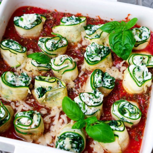 Zucchini-Cannelloni mit Ricotta, Spinat und Tomatensauce ind er Auflaufform