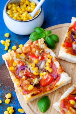 Blätterteig-Pizza mit Mais, Paprika, Salami, Zwiebeln und Crème fraîche