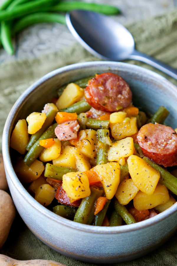 Bohnensuppe mit grünen Bohnen, Kartoffeln, Möhren, Speck und Mettenden