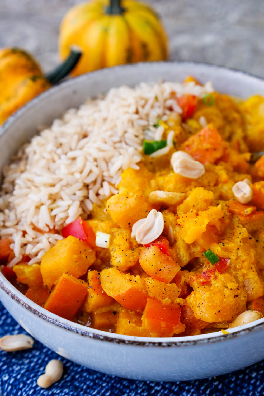 Curry mit Kürbis, Paprika, roter Currypaste und Kokosmilch