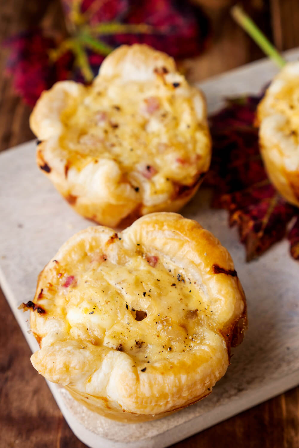 Zwiebelkuchen-Muffins – schnelles Rezept mit Blätterteig