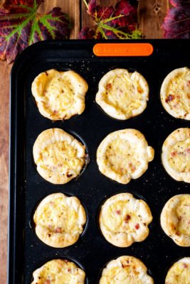 Einfache herzhafte Muffins mit Zwiebeln, Speck und Blätterteig