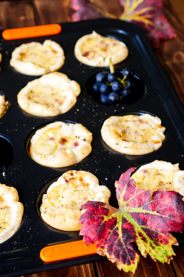 Schnelle herzhafte Muffins mit Speck, Zwiebeln und Blätterteig