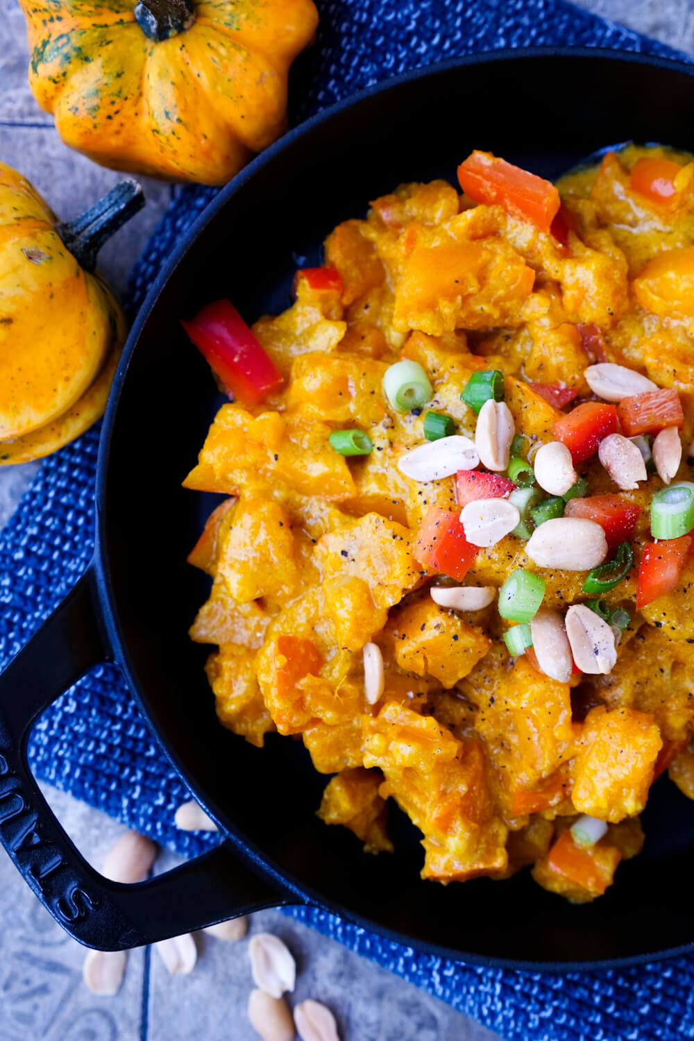Kürbis-Curry mit Kokosmilch, Paprika, Erdnüssen und Frühlingszwiebeln