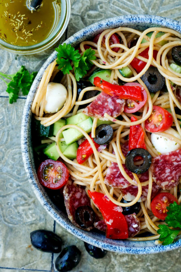 Einfacher Spaghetti-Salat mit Salami, Oliven und Gurke von Gaumenfreundin