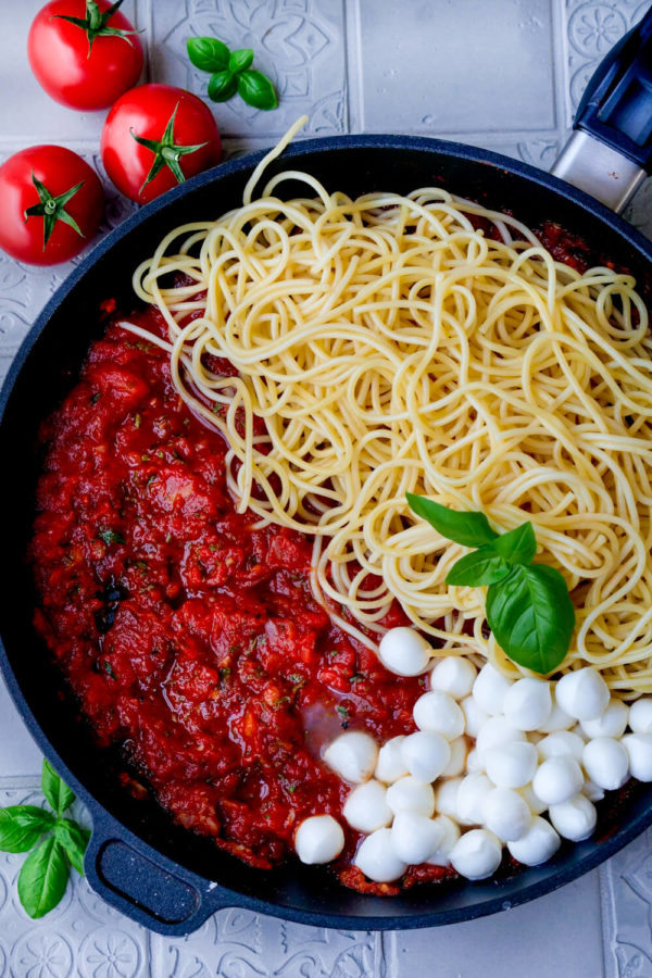 Spaghetti mit Tomatensauce und Mozzarella in der Pfanne