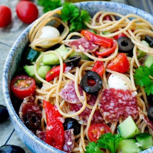 Spaghettisalat mit Salami, Oliven, Gurke, Mozzarella und Tomaten