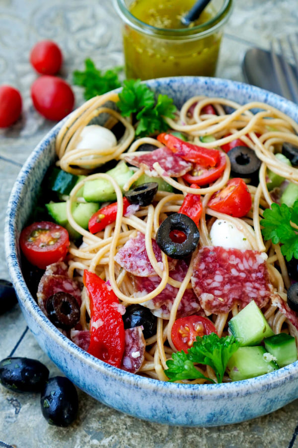 Spaghettisalat mit Salami, Oliven, Gurke, Mozzarella und Tomaten