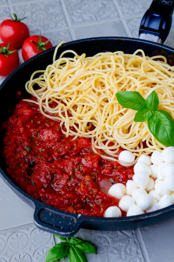Tomaten-Mozzarella-Sauce mit SPaghetti in der Pfanne