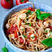 Rezept für eine einfache Tomaten-Mozzarella-Sauce mit frischem Basilikum und Spaghetti