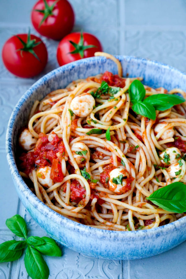 Rezept für eine einfache Tomaten-Mozzarella-Sauce mit frischem Basilikum und Spaghetti