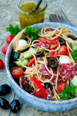 Weltbester Spaghettisalat mit Oliven, Salami und italienischem Dressing