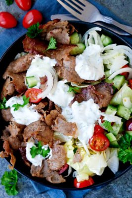 Dönerteller Rezept mit Kebabfleisch, Salat und Tzatziki-Dressing