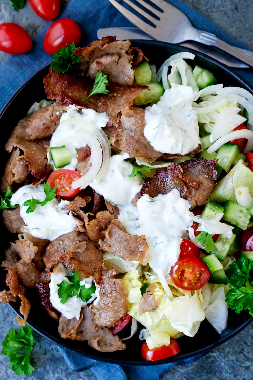 Dönerteller Rezept mit Kebabfleisch, Salat und Tzatziki-Dressing