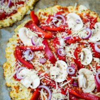 Blumenkohl-Pizza belegen und backen