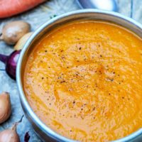 Einfache Suppe mit Möhren, Curry und Aprikosen
