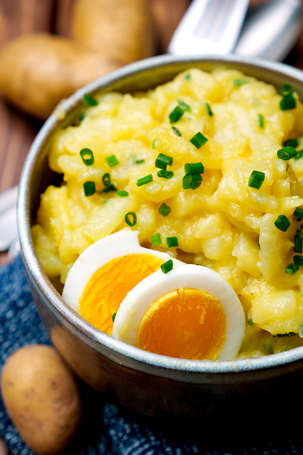 Kartoffelsalat mit Brühe, Schnittlauch und gekochten Eiern