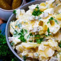 Kartoffelsalat mit Mayo, Ei, Gurken und Petersilie