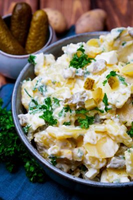 Kartoffelsalat mit Mayo, Ei, Gurken und Petersilie