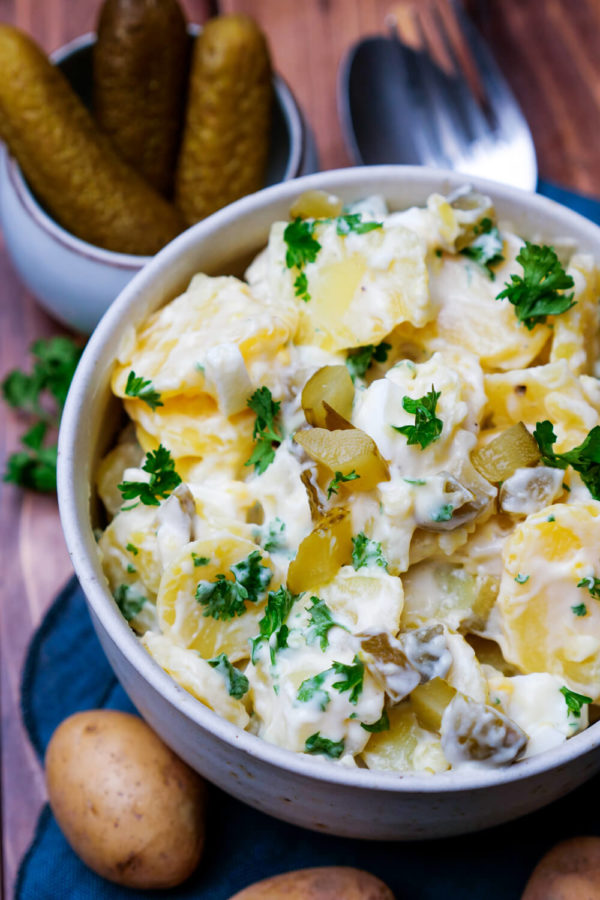 Klassischer Kartoffelsalat mit Mayo, Gurken und Ei