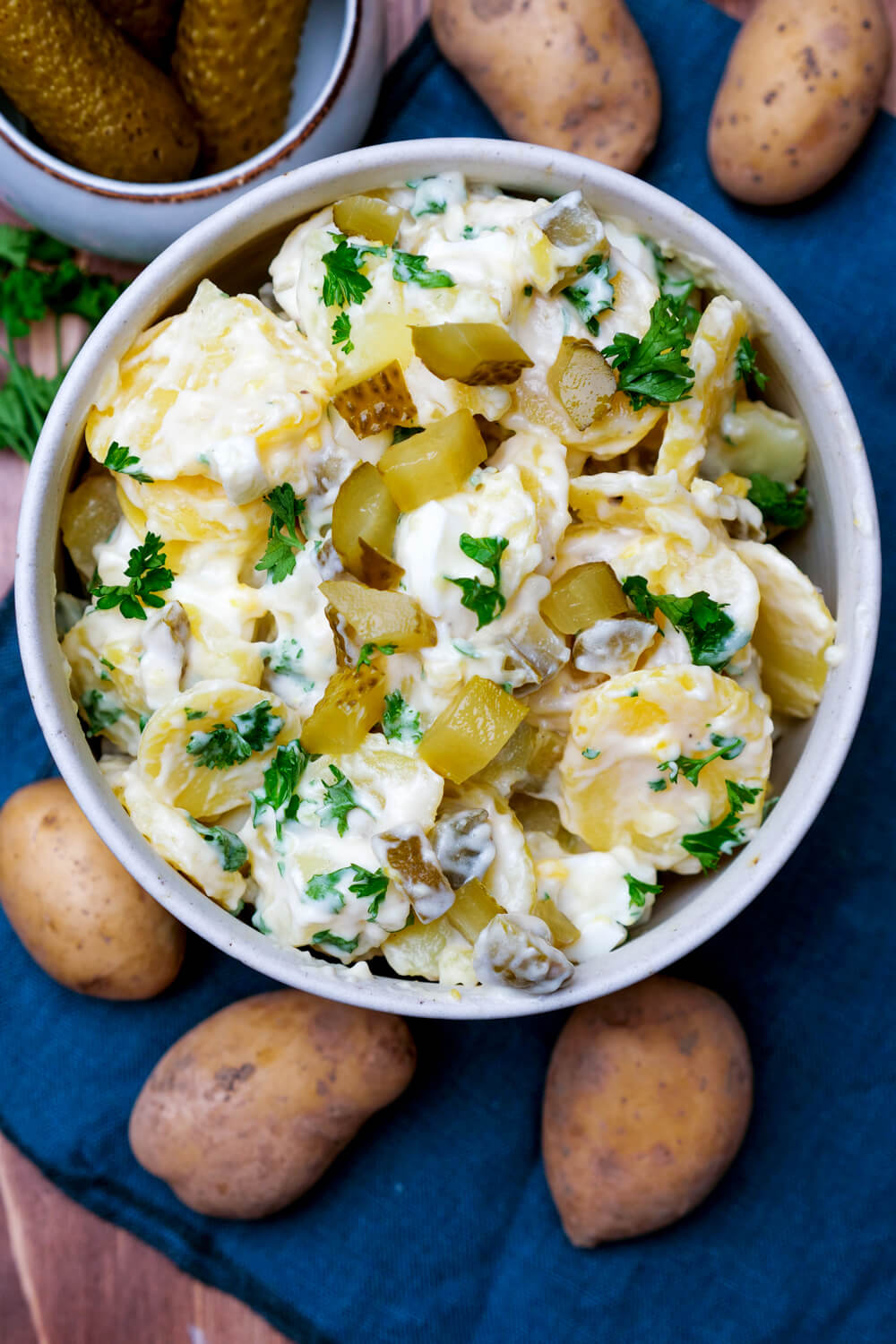 Kartoffelsalat mit Mayonnaise, Gewürzgurken, Ei und Petersilie