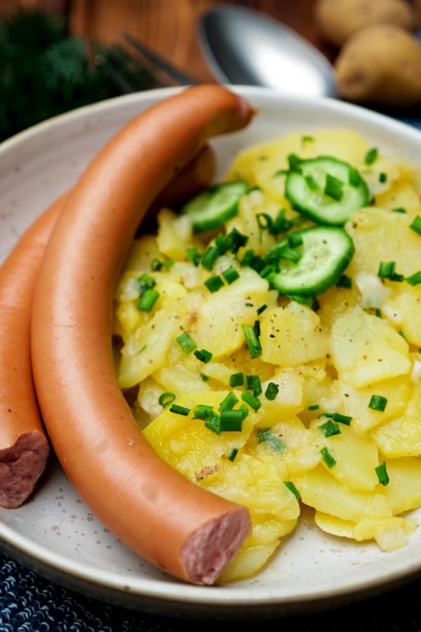 Kartoffelsalat und Würstchen auf dem Teller