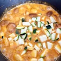 Asiatische Suppe zubereiten