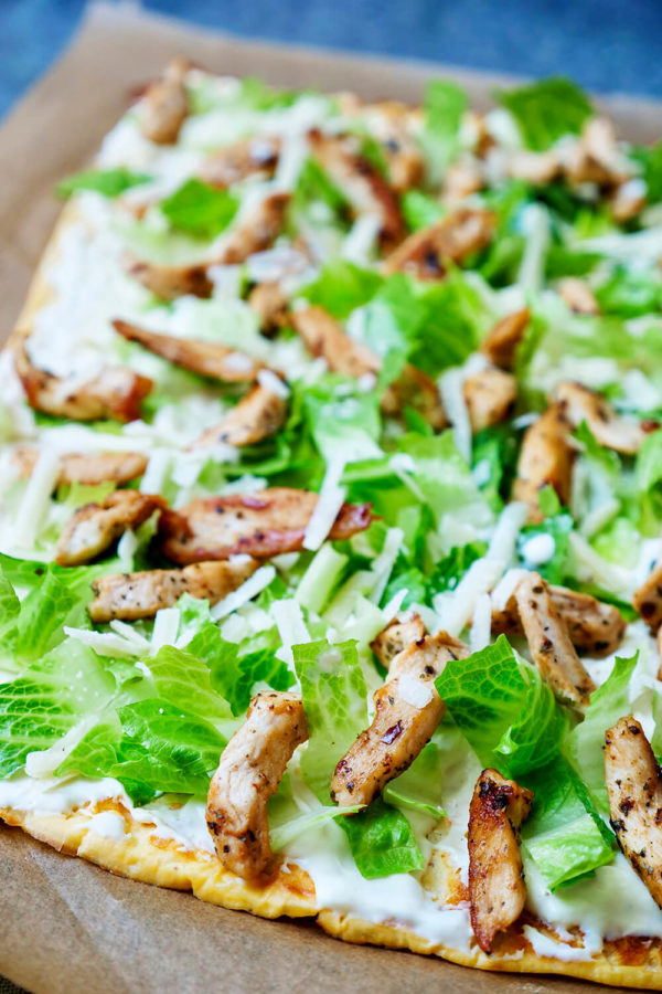 Caesar-Salad-Rolle belegt mit Hähnchen, Salat und Parmesan