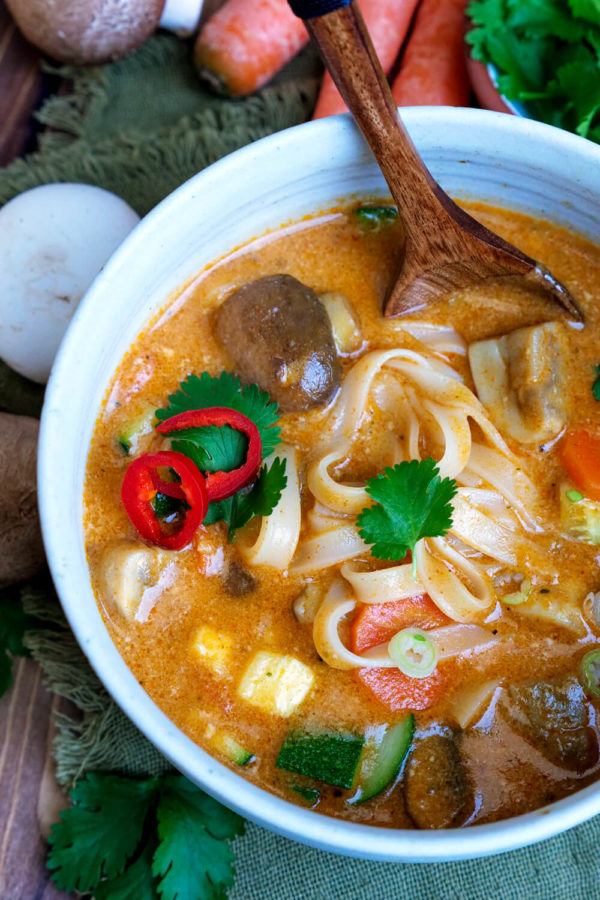 Rezept für eine Thai-Curry-Suppe mit Kokosmilch und Champignons
