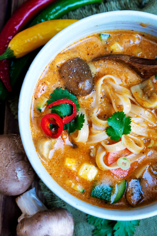Thai-Curry-Kokos-Suppe mit Gemüse und Reisnudeln