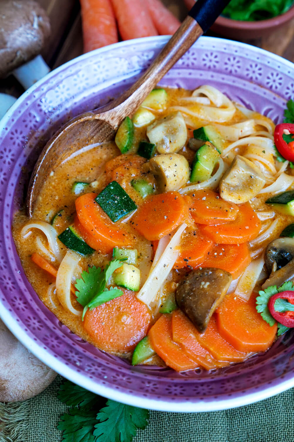 Vegetarische Thai-Curry-Suppe mit Gemüse und Kokosmilch
