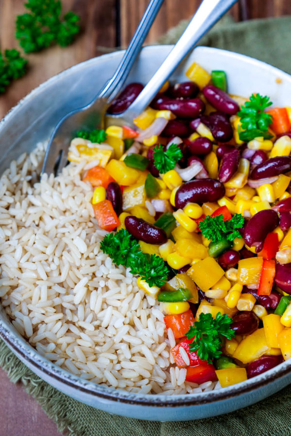 Bohnen-Mais-Salat mit Reis als schnelles Hauptgericht