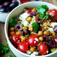 Rezept für einen Couscous-Salat mit Kichererbsen, Oliven, Tomaten und Feta