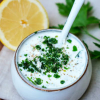 Joghurt-Creme mit Petersilie, Creme Fraiche und Zitronensaft