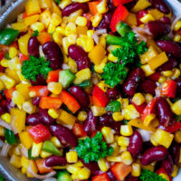 Kidneybohnen-Mais-Salat mit Paprika und Petersilie